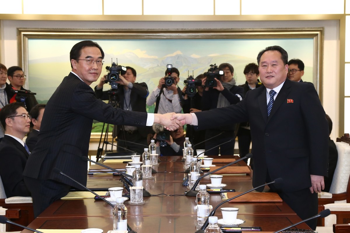 Korea Północna i Południowa rozpoczęły pierwsze oficjalne rozmowy od ponad dwóch lat. Doszło do nich w klimacie rosnących oczekiwań na odwilż w relacjach między oboma krajami - podkreśla agencja Kyodo. Do spotkania doszło w Panmundżomie, na granicy obu państw. Głównym tematem rozmów na wysokim szczeblu w "wiosce rozejmowej", w strefie zdemilitaryzowanej, był udział Korei Północnej w Zimowych Igrzyskach Olimpijskich w Korei Południowej. Oczekuje się jednak, że dyskusje mogą wykroczyć poza temat igrzysk.