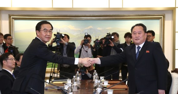 Korea Północna i Południowa rozpoczęły pierwsze oficjalne rozmowy od ponad dwóch lat. Doszło do nich w klimacie rosnących oczekiwań na odwilż w relacjach między oboma krajami - podkreśla agencja Kyodo. Do spotkania doszło w Panmundżomie, na granicy obu państw. Głównym tematem rozmów na wysokim szczeblu w "wiosce rozejmowej", w strefie zdemilitaryzowanej, był udział Korei Północnej w Zimowych Igrzyskach Olimpijskich w Korei Południowej. Oczekuje się jednak, że dyskusje mogą wykroczyć poza temat igrzysk.