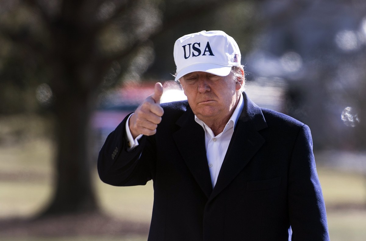 Przedstawiciele gabinetu prezydenta USA oraz politycy Partii Republikańskiej konsekwentnie odrzucają pojawiające się w książce Michaela Wolffa "Ogień i gniew" sugestie, że prezydent Donald Trump jest umysłowo niezdolny do sprawowania urzędu. Sekretarz stanu Rex Tillerson, którego notowania u prezydenta USA nie stoją wysoko - po tym jak rzekomo - miał w ubiegłym roku nazwać prezydenta "durniem”, powiedział w telewizji CNN, że "nigdy nie kwestionował umysłowej sprawności" Donalda Trumpa. 
