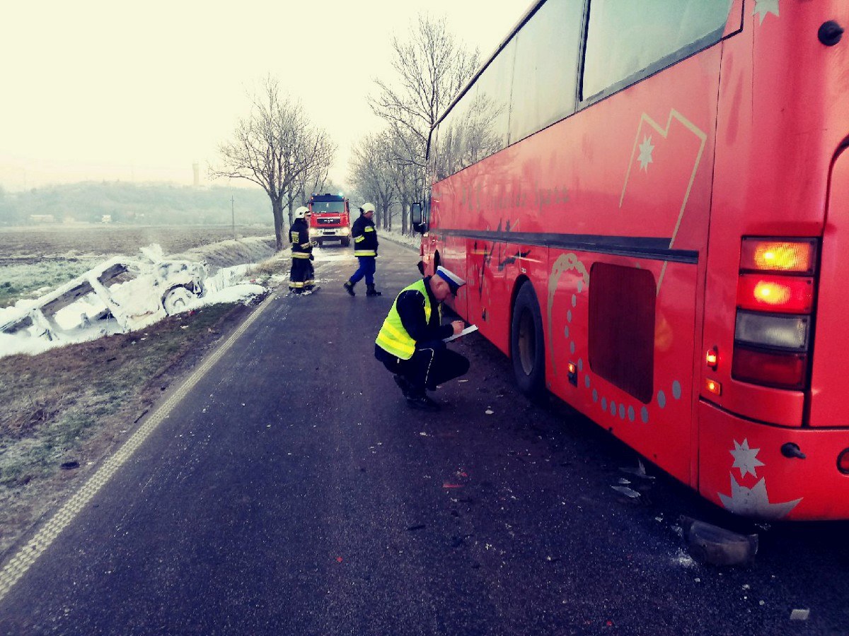 Osiem osób zostało rannych w czołowym zderzeniu busa z autobusem w Trylu koło Świecia w woj. kujawsko-pomorskim na drodze powiatowej 1218. Poszkodowani zostali zabrani do szpitala.