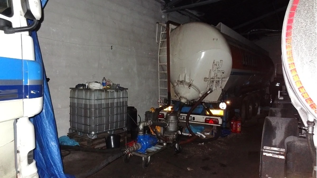 ​Co najmniej 20 milionów złotych stracił Skarb Państwa na działalności grupy przestępczej, która na wielką skalę odbarwiała olej opałowy. Podczas wielkiej akcji funkcjonariuszy CBŚP oraz Krajowej Administracji Skarbowej w kilku województwach zatrzymano 9 osób w wieku od 22 do 73 lat.