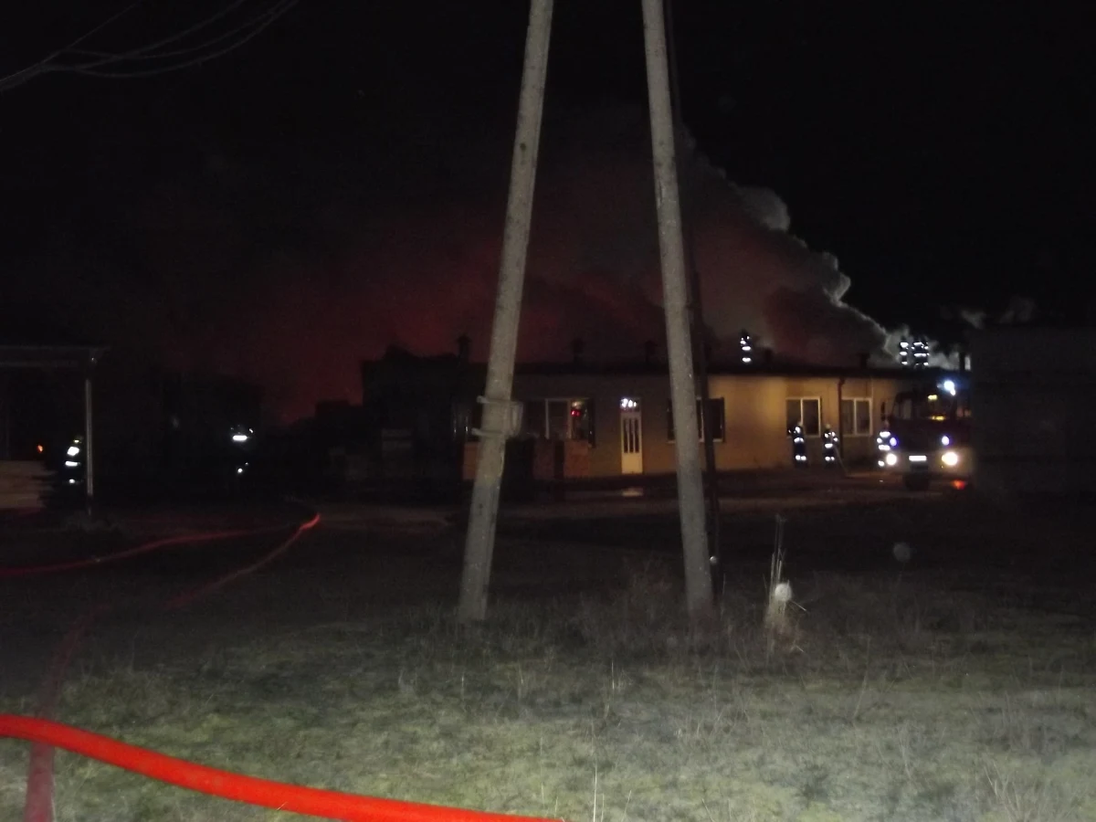 Przez cztery godziny strażacy z Wielkopolski walczyli z pożarem część hali produkcyjnej na terenie byłego tartaku w Grabowie. Teraz mieści się tam zakład produkujący palety. Zgłoszenie o wybuchu ognia, dotarło do straży około godziny 4.30 nad ranem. 