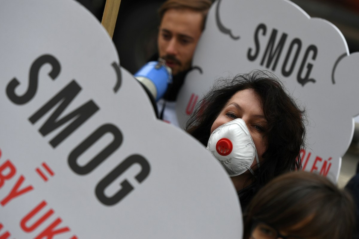 Jakość powietrza na Mazowszu jest zła, istnieje ryzyko przekroczenia poziomu alarmowego dla smogu w województwie - ostrzega Wojewódzki Inspektorat Ochrony Środowiska w Warszawie. "To co się dzieje, to powtórzenie tego, co się stało w święto Trzech Króli w 2016 roku. Wtedy 8 i 9 stycznia odnotowaliśmy przekroczenia poziomu informowania (średniodobowe stężenie 200 mikrogramów na metr sześc.) dla pyłu PM10. Takie przekroczenie wystąpiło też wczoraj w Otwocku" - powiedziała Krystyna Barańska z WIOŚ w Warszawie.