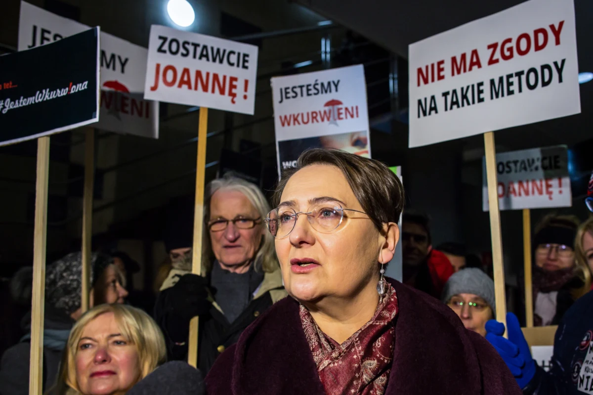 Żona prezydenta Poznania Joanna Jaśkowiak została przesłuchana na komisariacie. Policja otrzymała anonimowe zgłoszenie od osoby, która "poczuła się urażona" jej słowami podczas demonstracji w Dniu Kobiet: "jestem wk..wiona".