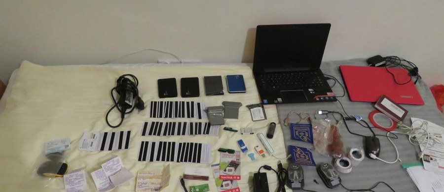 Krakowscy policjanci zatrzymali dwóch Chińczyków podejrzanych o tzw. skimming, czyli kradzież danych z kart bankomatowych. Mężczyźni w jednej z galerii handlowych zainstalowali na bankomacie nakładkę do kradzieży danych.