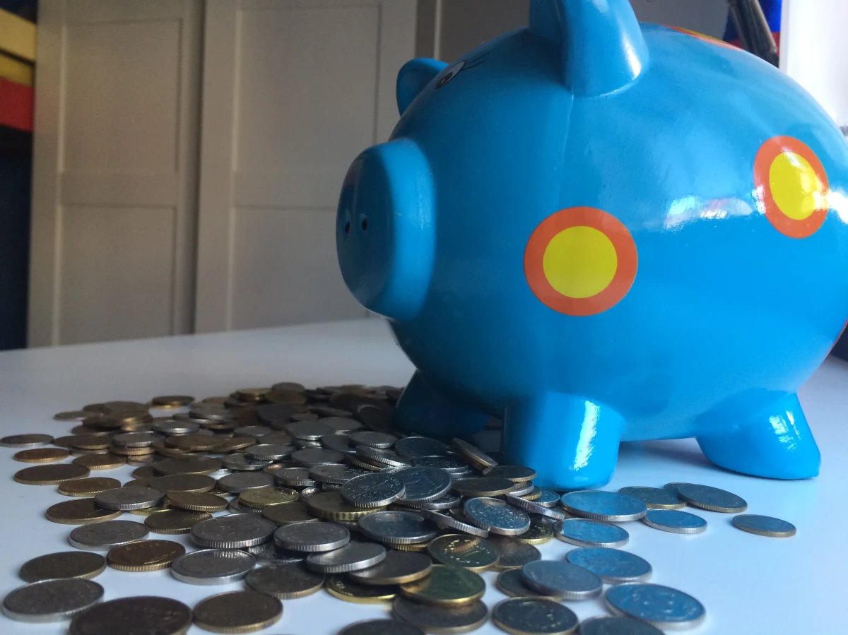 Polska wieś jest bogatsza niż miasta, a szczególnie duże majątki mają gospodarstwa domowe w pobliżu dużych miast. Mimo że przeciętny majątek dziesięciu procent najuboższych to 8 tysięcy złotych, a majątek każdego z gospodarstw należących do jednego procenta najbogatszych liczy się w milionach, to nierówności na tle innych krajów i tak są umiarkowane.