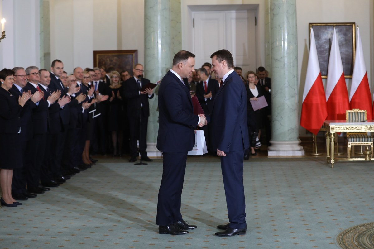 "Gratuluję objęcia urzędów, ale także gratuluję ponad dwóch lat dobrej pracy dla Polski, po to, żeby zmiana, którą zapowiadaliśmy w 2015 roku  i wcześniej, była zmianą dobrą" - powiedział Andrzej Duda przemawiający w Pałacu Prezydenckim do nowo-powołanych i jednocześnie tych odwołanych ministrów. Jak dodał: gratuluję premierowi Morawieckiemu odwagi i umiejętności dokonywania zmian nie tylko personalnych, ale także strukturalnych i organizacyjnych. 