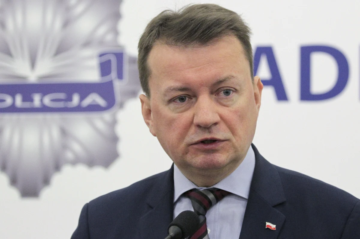 ​Dotychczasowy minister spraw wewnętrznych i administracji Mariusz Błaszczak został we wtorek odwołany ze stanowiska i mianowany szefem MON na miejsce Antoniego Macierewicza. Mariusz Błaszczak był szefem MSWiA od 16 listopada 2015 r. Podsumowując swoje pierwsze dwa lata pracy w resorcie SWiA jako najważniejsze projekty Mariusz Błaszczak wskazywał modernizację wyposażenia służb i podwyżki dla funkcjonariuszy, a także ustawę dezubekizacyjną, projekt zmian w BOR i zmiany w polityce migracyjnej.