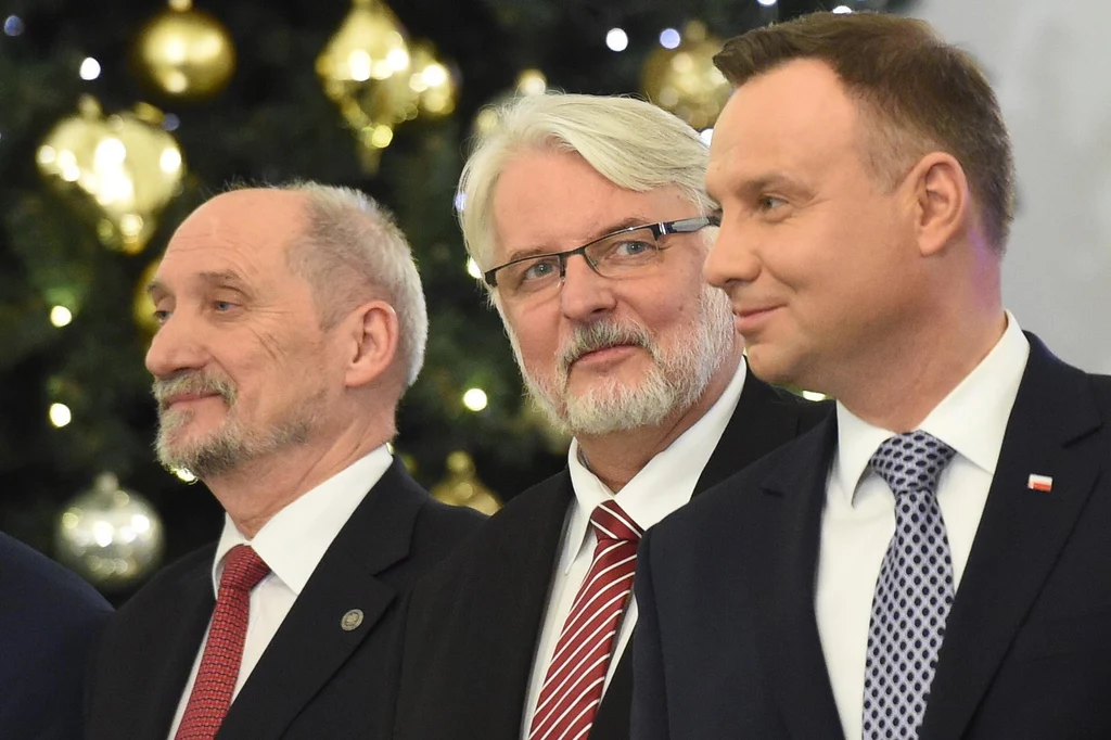 Na zdjęciu: prezydent Andrzej Duda i zdymisjonowani Witold Waszczykowski i Antoni Macierewicz