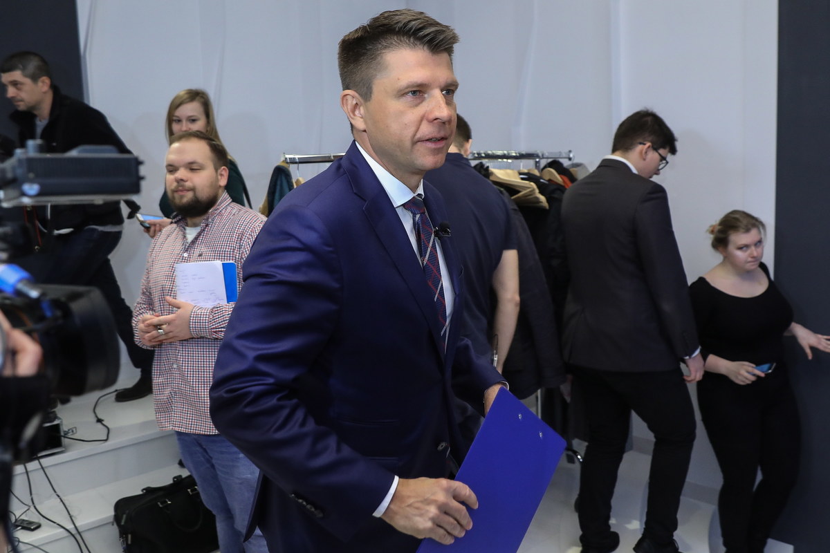 ​Komisja regulaminowa, spraw poselskich i immunitetowych rekomenduje Sejmowi uchylenie immunitetu byłemu liderowi Nowoczesnej Ryszardowi Petru i tym samym udzielenie zgody na pociągnięcie go do odpowiedzialności karnej. O uchylenie posłowi immunitetu wnioskował sekretarz stanu w KPRM i zastępca koordynatora służb specjalnych Maciej Wąsik, który prywatny akt oskarżenia skierował przeciw Petru w końcu sierpnia. 