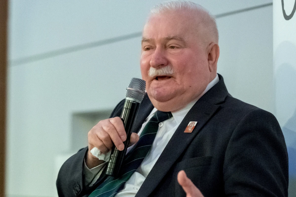 Pion śledczy białostockiego oddziału Instytutu Pamięci Narodowej ma nadal prowadzić śledztwo ws. podrobienia przez funkcjonariuszy Służby Bezpieczeństwa akt TW "Bolek" - orzekł Sąd Rejonowy w Gdańsku. Sąd tym samym uznał zażalenie pełnomocników Lecha Wałęsy i uchylił decyzję pionu śledczego białostockiego oddziału IPN o umorzeniu śledztwa ws. podrobienia przez funkcjonariuszy Służby Bezpieczeństwa teczki TW "Bolek". Zarówno samo posiedzenie sądu, jak i ogłoszenie decyzji było niejawne.