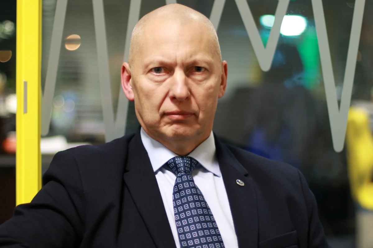 "Szkoda, że nie wcześniej, bo kiedy ponad rok  temu, w grudniu, rozmawiałem na temat współpracy  z ministrem obrony i prezydentem chyba byłem mało przekonywujący, że ta współpraca jest trudna. Poprzez kolejne miesiące dało się zauważyć, że nie ma chemii. Tak że trudno nie być zadowolonym, że ten czas który trwał przez dwa lata, się skończył" – powiedział w Popołudniowej rozmowie w RMF FM gen. Mirosław Różański. „Trudno dziś zakładać, że minister Błaszczak będzie powodowany jakimiś złymi intencjami (…). Najbliższe dni pokażą, czy to będzie kontynuacja tego, co realizował minister Macierewicz, czy nastąpi faktycznie zmiana” – podkreślił generał. Wojskowy, zapytany o pozytyw rządów Macierewicza, odpowiedział: „Dostrzegł i przeprowadził system awansowy dla kadry na najniższych szczeblach (w armii)”. „Uważam, że min. Macierewicz przez te dwa lata powiedział wiele tego, co później nie stało się faktem (…). Polska armia nie jest ukompletowana w takim wymiarze, jak przewiduje etat (…) Nie do końca wszystkie deklaracje są takie, jak powinny być, czyli prawdziwe” – tłumaczył gen. Różański. „Jestem gotowy (pomóc min. Błaszczakowi w nowej misji)” – zapewnił w Popołudniowej rozmowie. Gen. Różański, zapytany o podpowiedź dla min. Błaszczaka, stwierdził: „W trybie pilnym powinien odtworzyć zdolność jednostek operacyjnych. Ona dziś jest niestety mocno zachwiana. Druga: Cedować zadania związane ze szkoleniem – powinniśmy zabrać żołnierzy z miesięcznic, pokazów”.