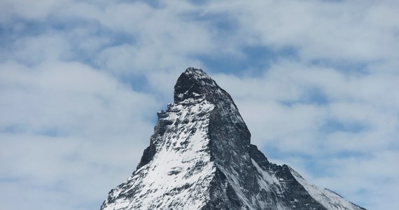 Niezwykle obfite opady śniegu i zagrożenie lawinowe uwięziły około 13 tys. turystów w popularnym szwajcarskim ośrodku turystycznym Zermatt u podnóża Matterhornu. ​W rejonie tej miejscowości zamknięto drogi, stoki narciarskie i szlaki turystyczne. Wstrzymano komunikację kolejową, nie kursują też kolejki linowe.