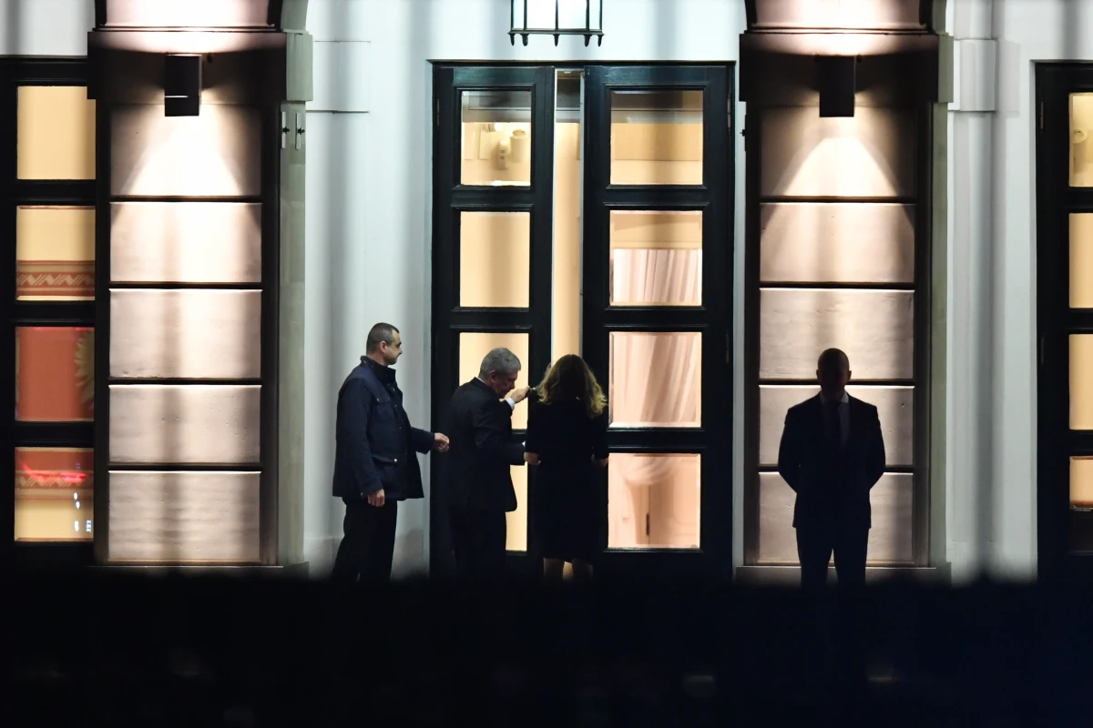 "To było dobre spotkanie; prezydent mówił o potrzebie współpracy i kontynuowania "dobrej zmiany" - mówili dziennikarzom posłowie PiS po wtorkowym spotkaniu klubu parlamentarnego z prezydentem Andrzejem Dudą. Według nich podczas spotkania nie było mowy o rekonstrukcji rządu.