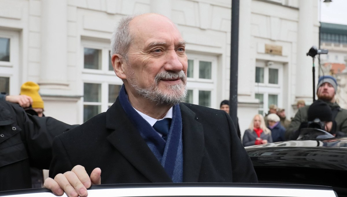 Nie będę skupiał się na szczegółach kolejnej zmiany w scenach PiS-owskiego rządzenia. Choć kusi mnie, aby zadać obecnemu układowi władzy parę konkretnych pytań. Wystarczyły niewiele znaczące protesty nieopierzonych lekarzy, by trzeba było poświęcić ministra zdrowia Konstantego Radziwiłła? Czy grupa ideologicznych piewców dziewiczej natury, tych niemal biblijnych Adamów-wariatów, spod znaku Adama Wajraka, ma taką siłę, że jak politycznym harwesterem potrafi dokonać zrębu w rządzie i strącić szyszkę, Jana Szyszkę? Czy nie jest groteskową roszada: Joachim Brudziński za Mariusza Błaszczaka w Ministerstwie Spraw Wewnętrznych i Administracji, po to by Błaszczak mógł przejąć wojsko? Zatrzymam się dłużej na tym ostatnim ruchu, bo oczywiście to on jest tutaj najważniejszy.   