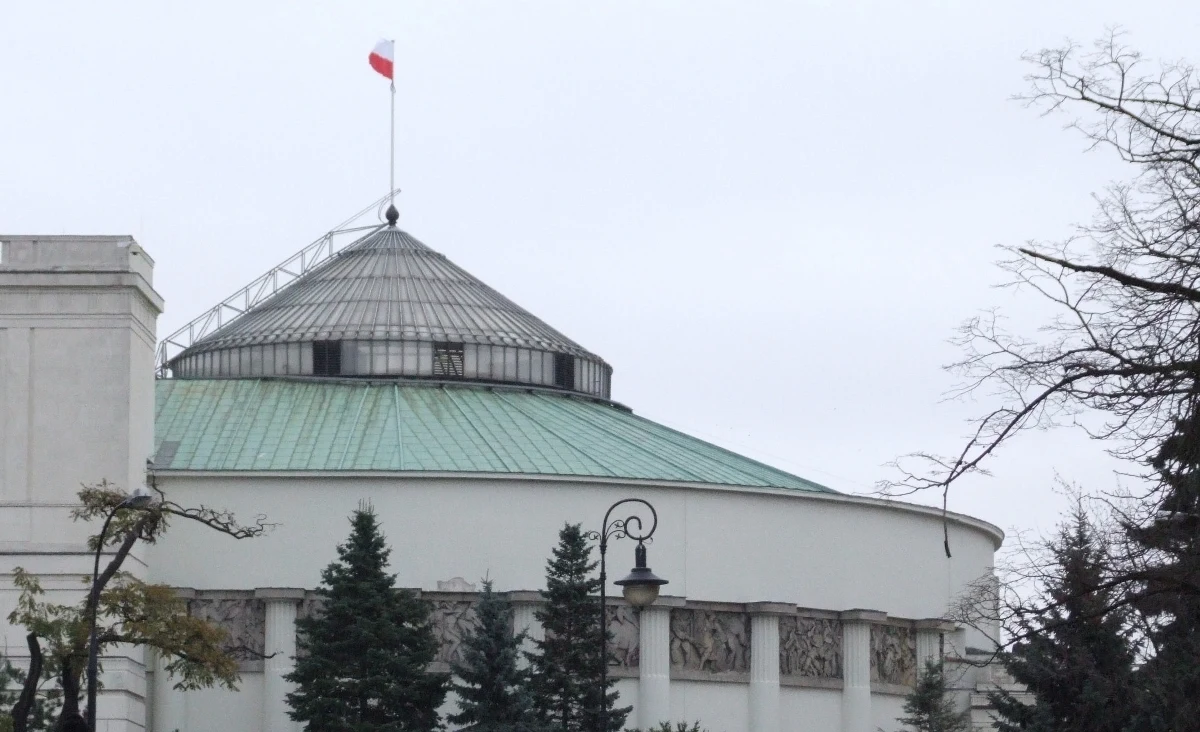 Apele do polityków, modlitwa, transparenty i wznoszone okrzyki - tak wyglądały wtorkowe pikiety zwolenników zaostrzenia przepisów dotyczących aborcji oraz osób popierających ich liberalizację. Obie pikiety, zgromadziły przed budynkiem Sejmu w sumie ok. 100 osób.