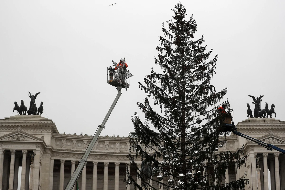 Znów zamieszanie w związku z choinką z Placu Weneckiego w Rzymie. Drzewko uschło zaraz po ustawieniu. Gdy zaczęto rozbierać je z dekoracji, władze kazały znów je nałożyć.
