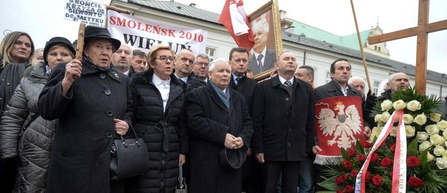 Jarosław Kaczyński ramię w ramię z odwołanym wczoraj z rządu Antonim Macierewiczem pojawili się rano na obchodach 93. miesięcznicy katastrofy smoleńskiej. Prezes Prawa i Sprawiedliwości i były już minister obrony wzięli udział we mszy świętej w intencji ofiar w kościele Wniebowzięcia Najświętszej Marii Panny, a następnie złożyli kwiaty przed Pałacem Prezydenckim.