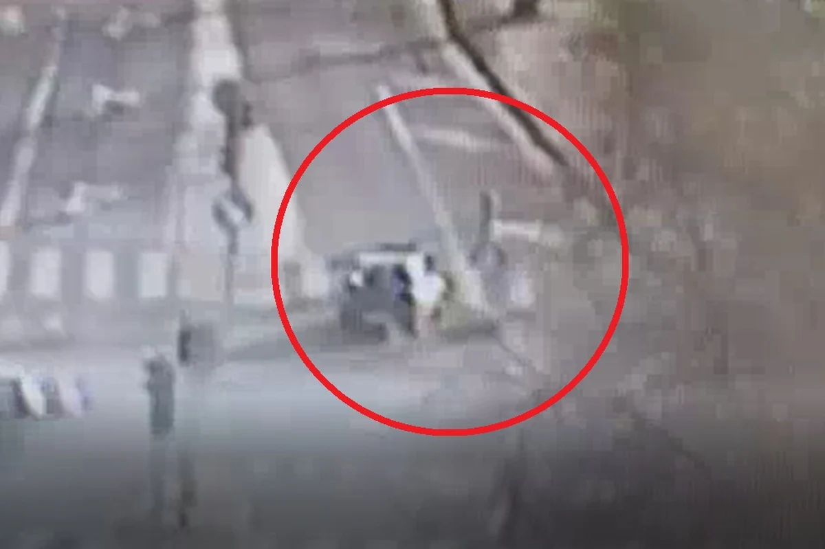 Policjanci odebrali prawo jazdy kierowcy, który na oznakowanym przejściu dla pieszych potrącił kobietę, po czym odjechał z miejsca zdarzenia w kierunku pobliskiego marketu. Funkcjonariuszom, którzy zastali go podczas robienia zakupów powiedział, że nie był świadom tego, co się wydarzyło.