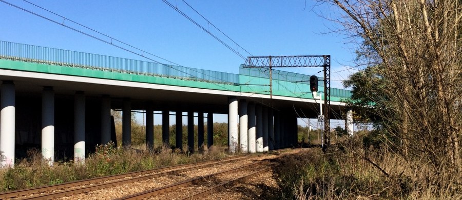 ​Do północy ma zostać przywrócony ruch kolejowy między Herbami Nowymi a Pankami w Śląskiem - przekazała spółka PKP Polskie Linie Kolejowe. W nocy z wtorku na środę złodzieje ukradli tam kilkaset metrów sieci trakcyjnej, wprowadzono zastępczą komunikację autobusową.