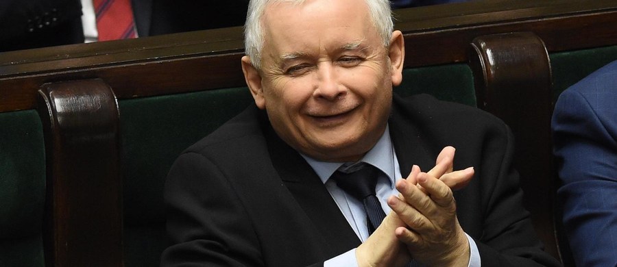 Czy wczorajsze zmiany w rządzie świadczą o większej niezależności premiera, czy są tylko kosmetyką? Czy chodzi o zmianę wizerunku, czy istotną zmianę sposobu rządzenia? Może dzień po rekonstrukcji gabinetu warto też rozważyć, czy ostatnie wydarzenia nie świadczą o tym, że prezes PiS Jarosław Kaczyński stopniowo odsuwa się od bieżącej polityki?