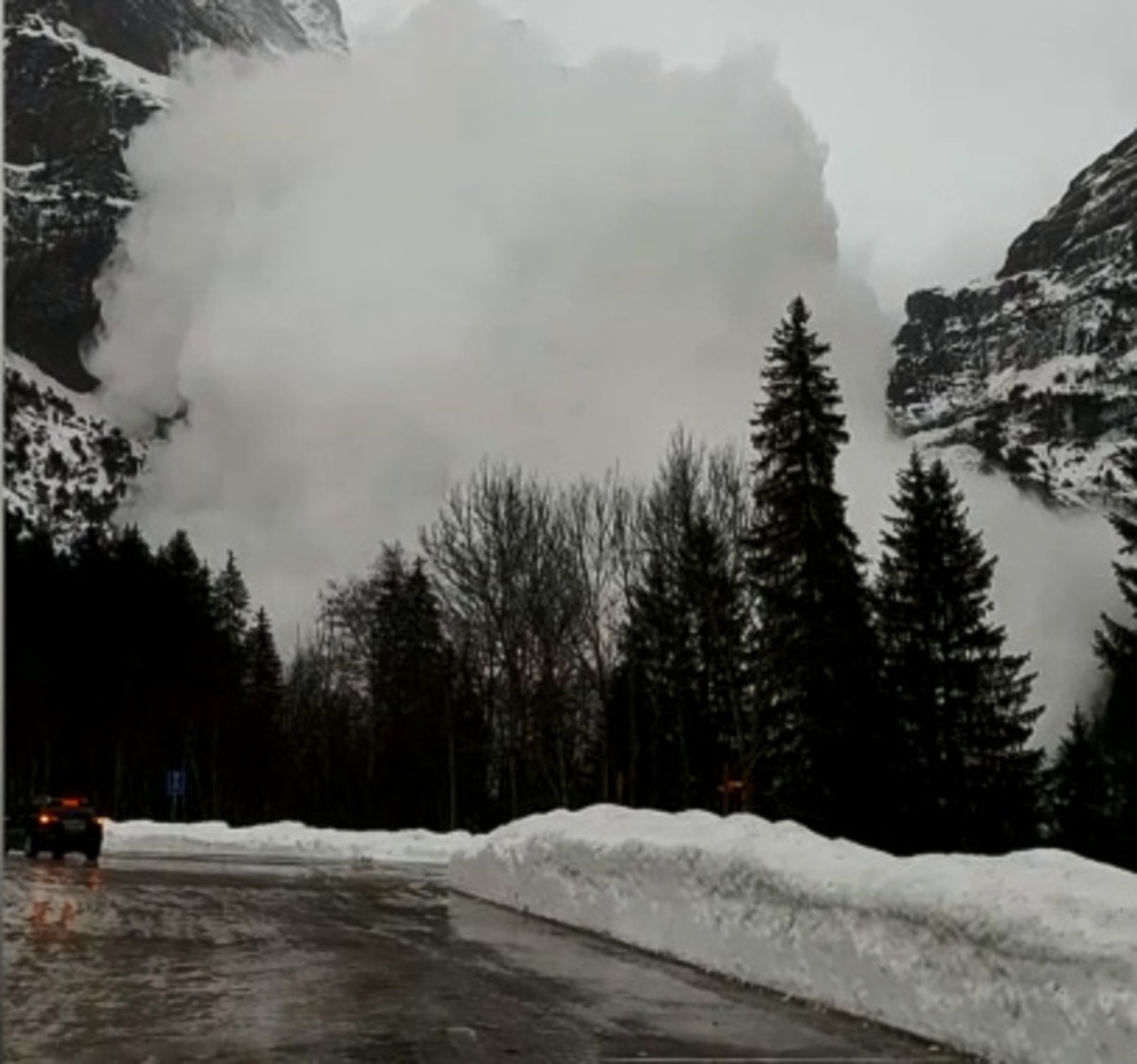 Dużo szczęścia mieli turyści, którzy zatrzymali się na parkingu w okolicy Grindelwald w szwajcarskich Alpach. Yohann Carboue uwiecznił moment zejścia lawiny, która pędziła wprost na zaparkowane samochody. Na szczęście zdążyła wytracić prędkość, zanim dotarła do parkingu. Dzięki temu nikomu nic się nie stało.
