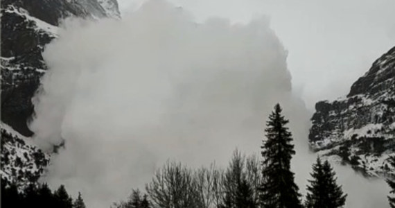 Dużo szczęścia mieli turyści, którzy zatrzymali się na parkingu w okolicy Grindelwald w szwajcarskich Alpach. Yohann Carboue uwiecznił moment zejścia lawiny, która pędziła wprost na zaparkowane samochody. Na szczęście zdążyła wytracić prędkość, zanim dotarła do parkingu. Dzięki temu nikomu nic się nie stało.