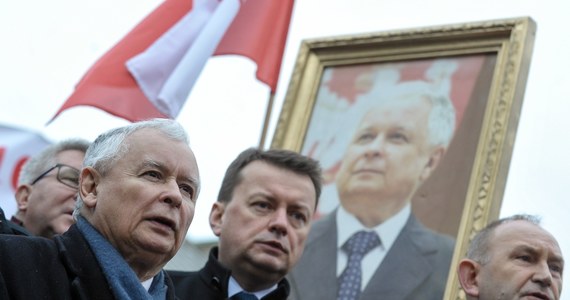 ​Sejmowa komisja etyki nie rozpatrzyła wniosku byłego lidera Nowoczesnej Ryszarda Petru o ukaranie prezesa PiS Jarosława Kaczyńskiego za wypowiedź o "zdradzieckich mordach i kanaliach". Lider PiS nie stawił się na środowym posiedzeniu komisji. Jego nieobecność usprawiedliwił poseł PiS Włodzimierz Bernacki. Jako powód wskazał przypadającą dziś miesięcznicę katastrofy smoleńskiej.