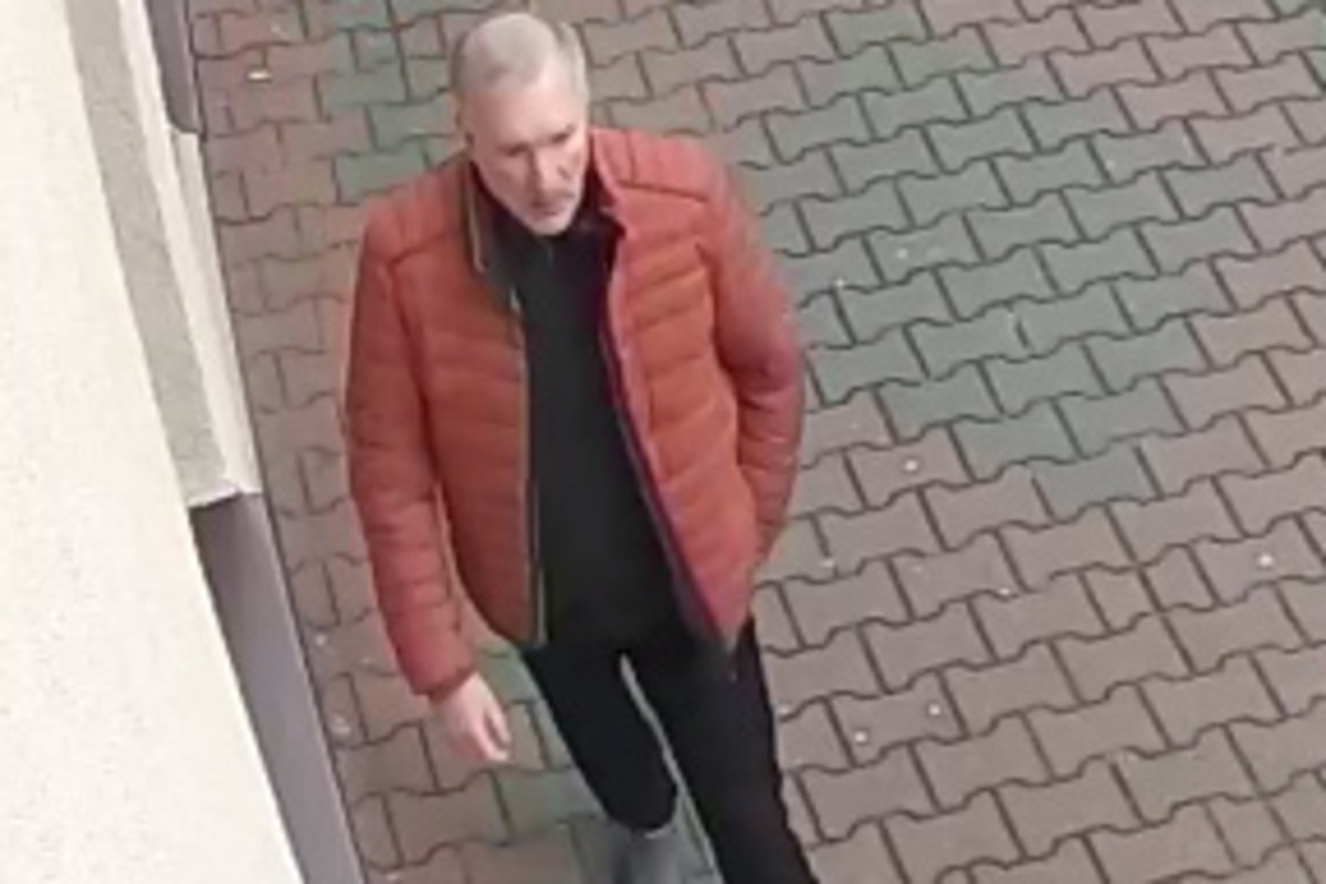 Policja z Chrzanowa poszukuje mężczyzny, który wczoraj około godziny 13:50 przy ul. 3 Maja, w siedzibie zarządu okręgu Prawa i Sprawiedliwości groził i zaatakował pracownika biura.