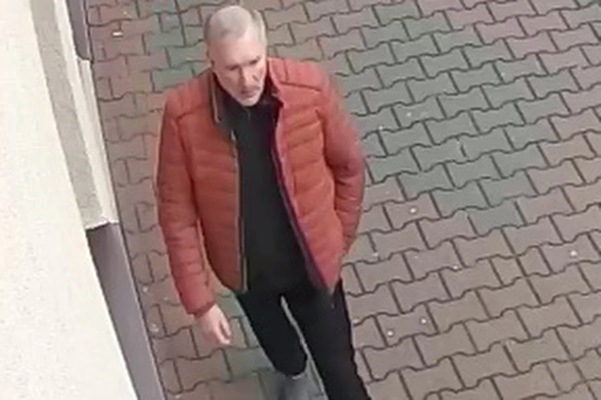 Policja z Chrzanowa poszukuje mężczyzny, który wczoraj około godziny 13:50 przy ul. 3 Maja, w siedzibie zarządu okręgu Prawa i Sprawiedliwości groził i zaatakował pracownika biura.