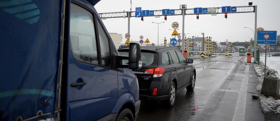 Osoby niezadowolone z wprowadzenia od 1 stycznia na Ukrainie nowych przepisów celnych zablokowały trzy ważne przejścia graniczne z Polską.