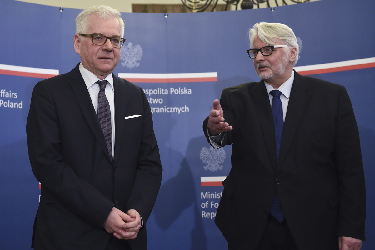 Zmiana w Ministerstwie Spraw Zagranicznych była najbardziej wyczekiwana, ale także najbardziej zaskakująca. Większość komentatorów jako potencjalnego następcę Witolda Waszczykowskiego wskazywało prezydenckiego ministra Krzysztofa Szczerskiego. Wśród kandydatów pojawiał się także były europoseł PO Jacek Saryusz - Wolski. Jacek Czaputowicz, jako nowy minister spraw zagranicznych, zaskoczył pozytywnie większość polityków i ekspertów. Radosław Sikorski, były szef MSZ z PO, pisze o Czaputowiczu "patriota czasu walki z komuną, i urzędnik znający MSZ".