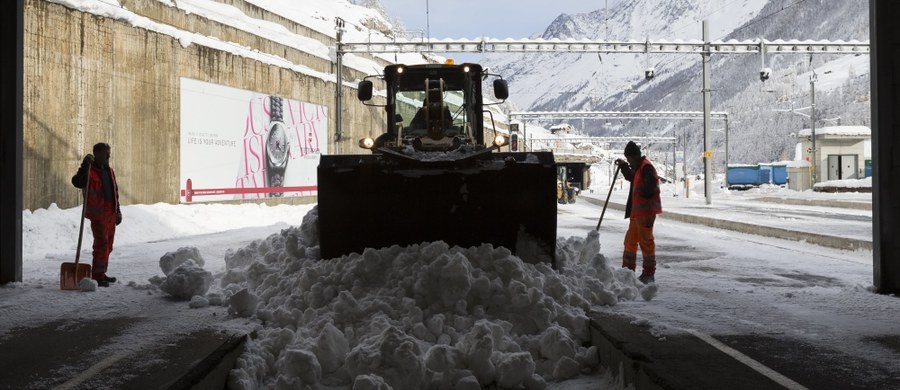 Szwajcarska miejscowość Zermatt - popularny ośrodek turystyczny i centrum sportów zimowych u podnóża Matterhornu - pozostaje odcięta od świata z powodu obfitych opadów śniegu i zagrożenia lawinowego. Uwięzionych jest tam ok. 13 tys. turystów.