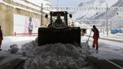 Szwajcarski ośrodek narciarski nadal odcięty od świata. Powodem śnieg