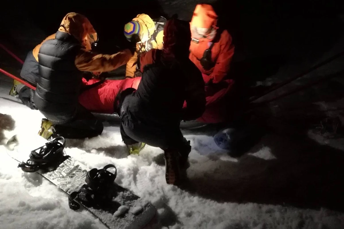 Ponad trzy godziny trwały poszukiwania polskiego snowboardzisty w Jasnej w Tatrach Słowackich. Jego zaginięcie zgłosili słowackim ratownikom znajomi. Mężczyzna ma obrażenia głowy.