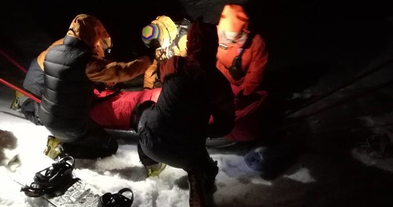 Ponad trzy godziny trwały poszukiwania polskiego snowboardzisty w Jasnej w Tatrach Słowackich. Jego zaginięcie zgłosili słowackim ratownikom znajomi. Mężczyzna ma obrażenia głowy.