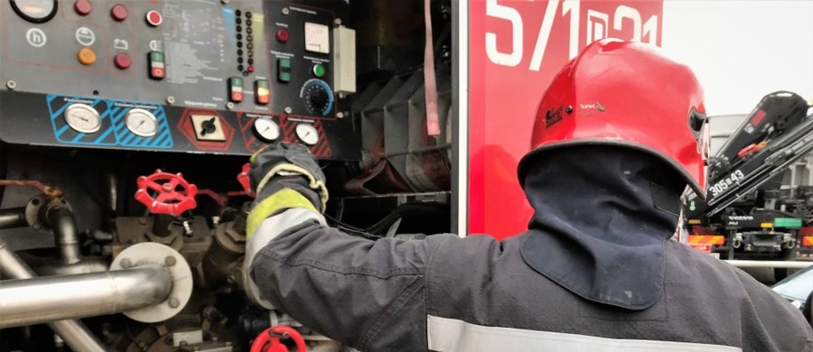 ​Jedna osoba została ranna w pożarze hurtowni fajerwerków i zniczy przy ul. Wojska Polskiego w Bełchatowie. Na miejscu pracuje 8 zastępów straży pożarnej.