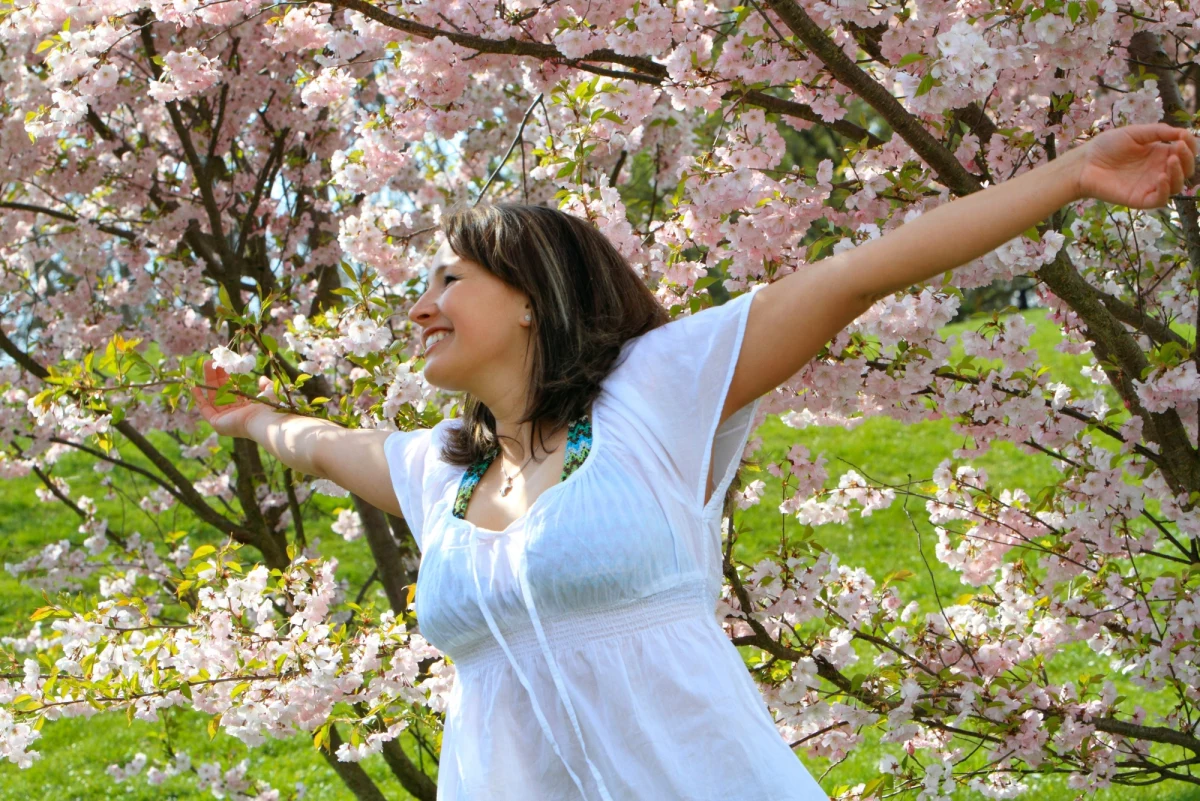 Szum drzew, widok nieba i śpiew ptaków pomagają mieszkańcom miast zachować dobry nastrój - takie wyniki badań brytyjskich naukowców przynosi najnowszy numer czasopisma "BioScience". To kolejne potwierdzenie, jak bardzo potrzebujemy kontaktu z naturą, szczególnie jeśli mieszkamy w mieście i pracujemy całymi dniami w zamkniętych pomieszczeniach. Naukowcy z King's College w Londonie zbadali to z pomocą specjalnie stworzonej aplikacji "The Urban Mind". 