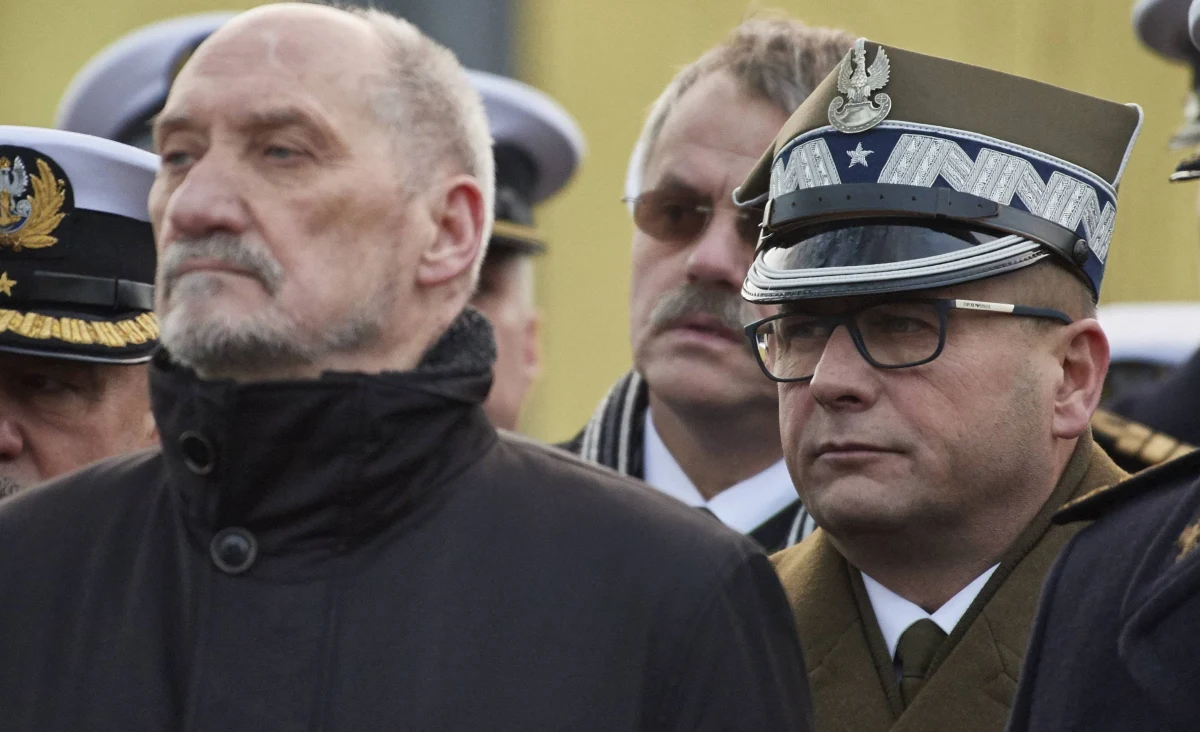 Bardzo prawdopodobne, że w najbliższych dniach gen. Jarosław Kraszewski odzyska dostęp do tajemnic. To z kolei skończy się pewnie odwołaniem szefa Służby Kontrwywiadu Wojskowego Piotra Bączka. Takie są możliwe konsekwencje odejścia z MON Antoniego Macierewicza.