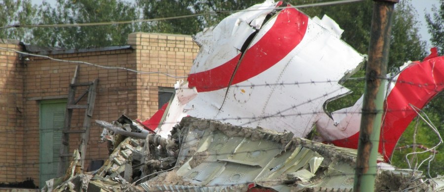 Lewe skrzydło samolotu Tu-154 M zostało zniszczone w wyniku eksplozji wewnętrznej, istniało kilka źródeł eksplozji, a brzoza nie miała wpływu na pierwotne zniszczenie skrzydła - to jedna z kluczowych konkluzji raportu technicznego podkomisji smoleńskiej.