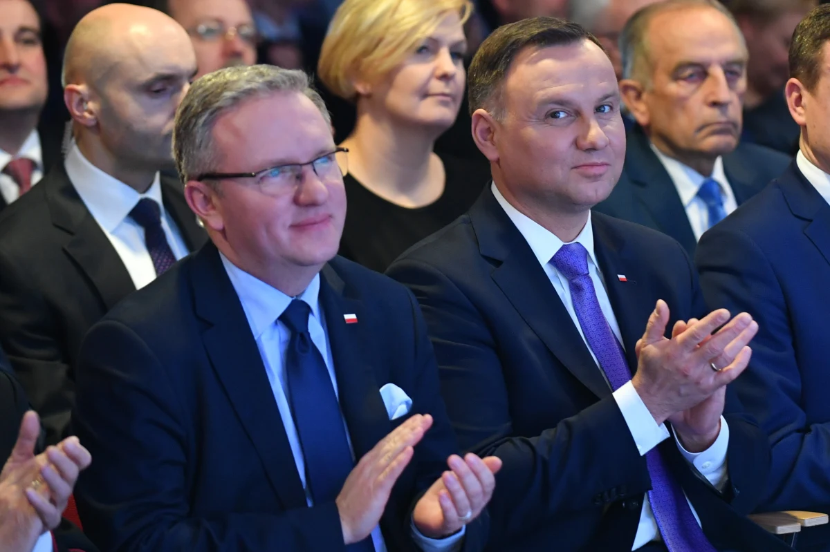 ​Tezy jakoby w kwestii zmian w rządzie, w tym na stanowisku szefa MON, doszło do ze strony prezydenta Andrzeja Dudy do szantażu, wymuszenia czy działania wbrew woli większości parlamentarnej są nieuprawnione - powiedział prezydencki minister Krzysztof Szczerski.