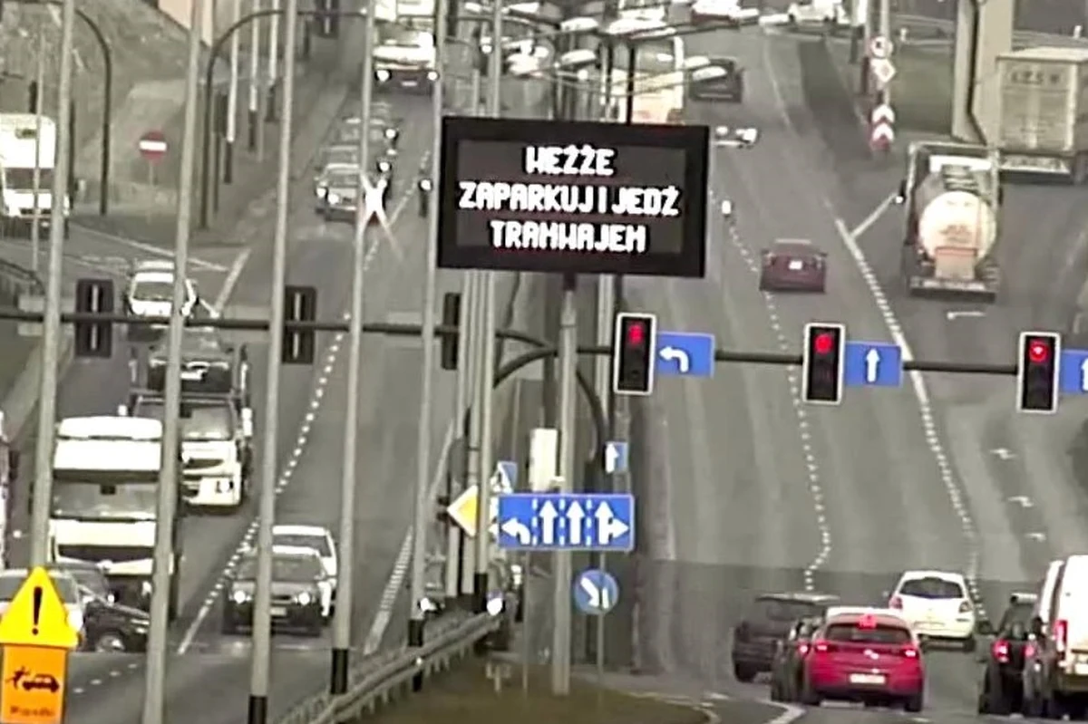 ​ZIKiT namawia "ludzkim głosem" mieszkańców Małopolski. "Park and Ride Kurdwanów otwarty. Weźże zaparkuj i jedź tramwajem" - taka informacja pojawiła się na tablicy informacyjnej znajdującej się na Zakopiance, zaraz przed węzłem Zakopiańskim.