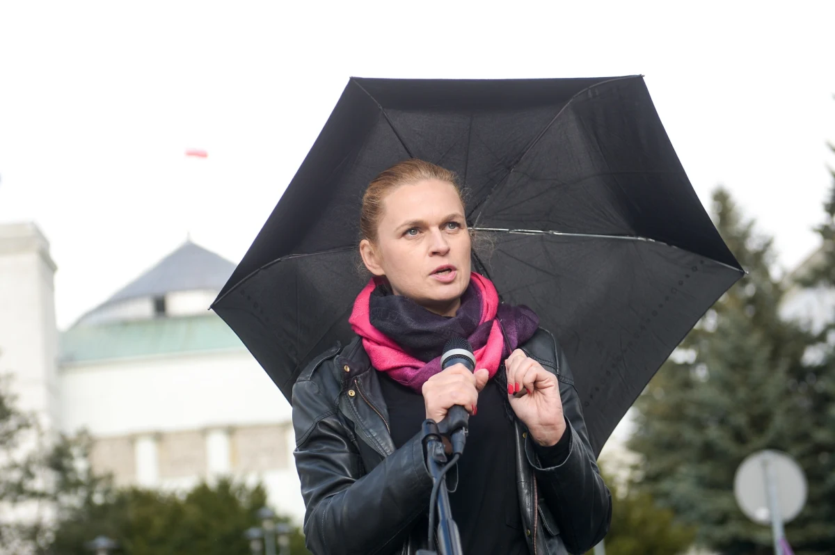 "Projekt "Ratujmy Kobiety 2017” da kobietom wolność wyboru" – mówili w Sejmie posłowie popierający liberalizację obowiązujących przepisów ws. przerywania ciąży. "Projekt jest niezgodny z konstytucją, pozwala na zabijanie bezbronnych dzieci" – odpowiadali jego przeciwnicy. Projekt Komitetu Obywatelskiego "Ratujmy Kobiety 2017" zakłada m.in. prawo do przerywania ciąży na żądanie kobiety do końca 12. tygodnia oraz przywrócenie tzw. antykoncepcji awaryjnej bez recepty.