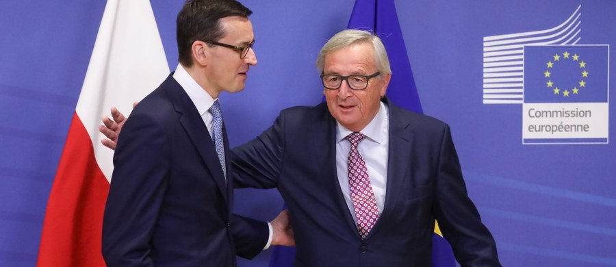 W ciągu kilku tygodni zaprezentujemy "białą księgę", w której rząd przedstawi państwom członkowskim Unii Europejskiej kwestię reformy wymiaru sprawiedliwości w Polsce - zapowiedział w trakcie spotkania z korespondentami zagranicznymi w Polsce premier Mateusz Morawiecki. Premier odniósł się do swojego wtorkowego spotkania w Brukseli z przewodniczącym Komisji Europejskiej Jean-Claudem Junckerem i wiceszefem tej instytucji Fransem Timmermansem. Samo spotkanie ocenił jako pozytywne. "Dialog jest lepszy niż dwa monologi" - powiedział.
