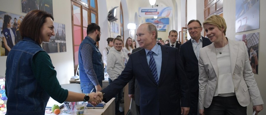 ​Ubiegający się o kolejną kadencję prezydent Rosji Władimir Putin spotkał się w Moskwie z przedstawicielami swojego sztabu wyborczego. Na czele sztabu, sformowanego na wybory 18 marca, stanęła tym razem nie jedna osoba, lecz troje współprzewodniczących.