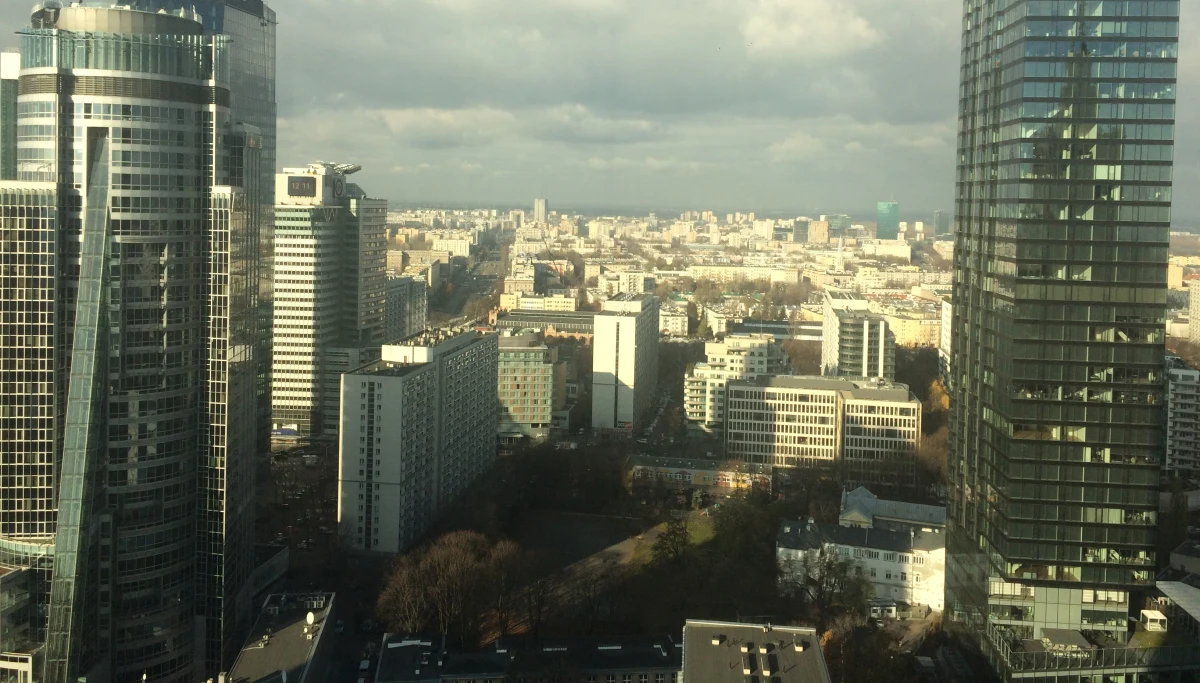 Co roku w Polsce miejsce zamieszkania zmienia kilkaset tysięcy osób. Większość nie decyduje się na dalekie przeprowadzadzki, a szuka mieszkań w okolicach miejsc, w których już żyją. Powodem takich migracji są głównie kwestie finansowe. 