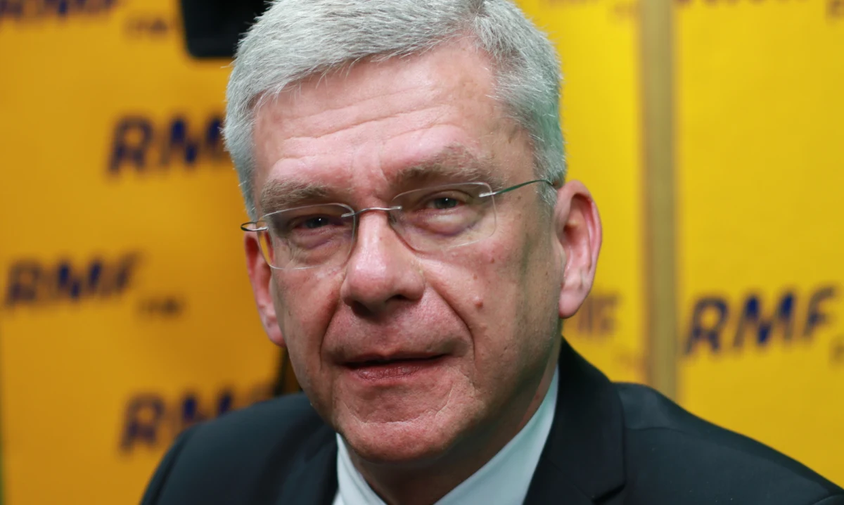 "Nie wiem, jakie miejsce znajdziemy dla byłego szefa MON. To sprawa świeża. Mamy nowe okoliczności. Jest osobą zasłużoną i bardzo oddaną sprawie Polski. Będzie pracował i będzie w naszej drużynie. Będzie autorem i współautorem dobrej zmiany. Mamy nowego premiera i to on dobiera sobie ludzi. Oczywiście w konsultacji z PiS" - mówi gość Porannej rozmowy w RMF FM Stanisław Karczewski. Portal niezalezna.pl twierdzi, że na wniosek ministra obrony Mariusza Błaszczaka Antoni Macierewicz został szefem podkomisji wyjaśniającej katastrofę smoleńską. 
Stanisław Karczewski pytany z kolei o byłą premier odpowiada: Beata Szydło ma kierować Komitetem ds. społecznych. "Takie były zapowiedzi. Nie wiem, czy już komitet powstał, czy ma powstać. Nie śledzę tego. To są bardzo istotne i ważne sprawy. Jest tak wiele problemów, które wymagają koordynacji między ministerstwami. To jest godne miejsce dla wicepremiera" - podkreśla. "Bardzo lubię The Rolling Stones" - tak marszałek Senatu odpowiada na pytanie, czy grupa zostanie zaproszona do Polski z okazji uroczystości 100-lecia niepodległości. Według Karczewskiego, obchody będą organizowane również za granicą. Na pytanie Stonesi czy Beatlesi, gość RMF FM odpowiada: Beatlesi. 