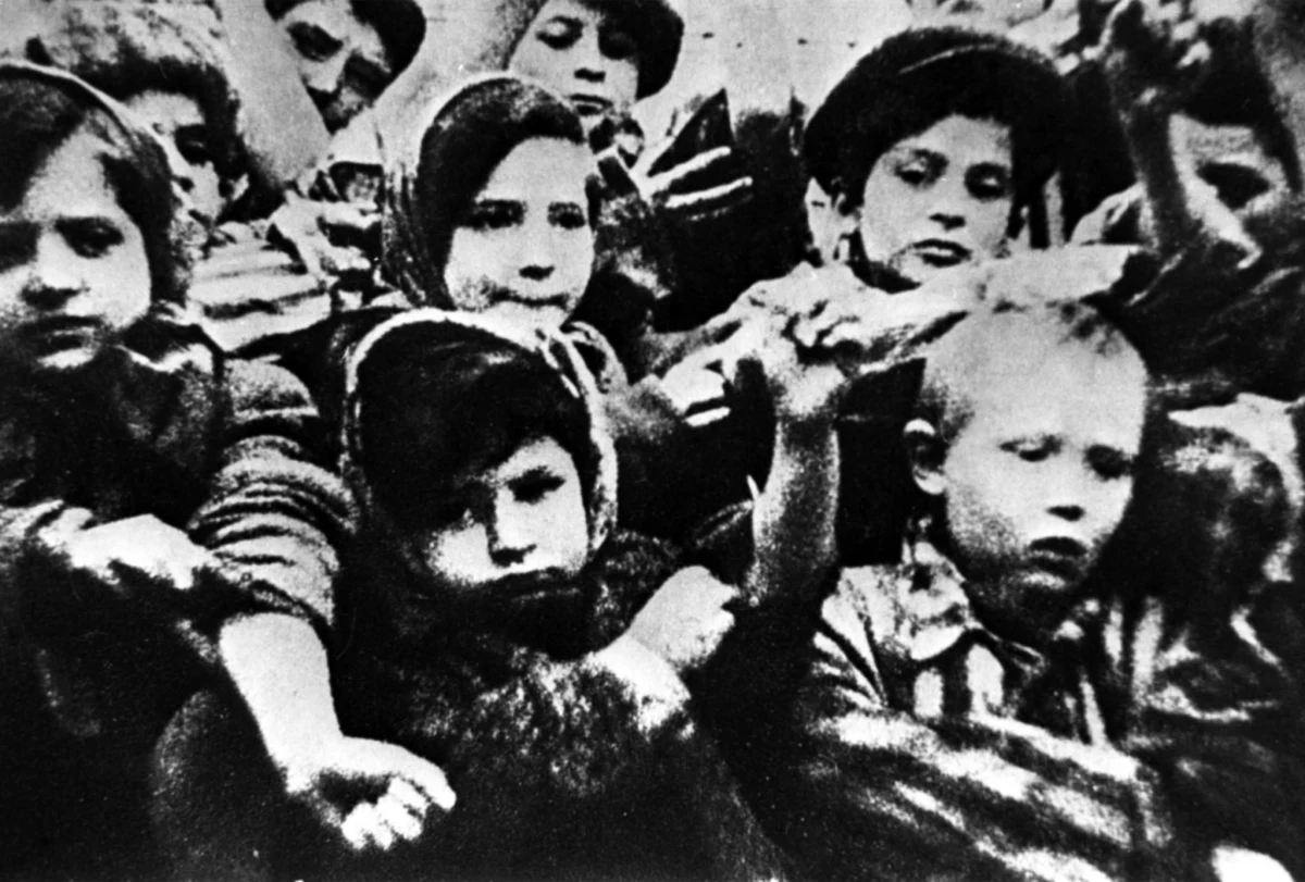 W czwartek do księgarni w Wielkiej Brytanii trafi książka pod tytułem „Tatuażysta z Auschwitz”. Opowiada ona historię żydowskiego więźnia Lale’go Sokolova, urodzonego jako Ludwig Eisenberg w 1916 roku na Słowacji. W wieku 26 lat trafił on do obozu zagłady Auschwitz, gdzie na ramionach setek tysięcy więźniów wytatuował numery obozowe. W lipcu 1942 roku wytatuował nr 34902 na ramieniu młodej kobiety, Gity. Oboje przeżyli horror Auschwitz i po wojnie wyjechali do Australii, by tam rozpocząć nowe życie.