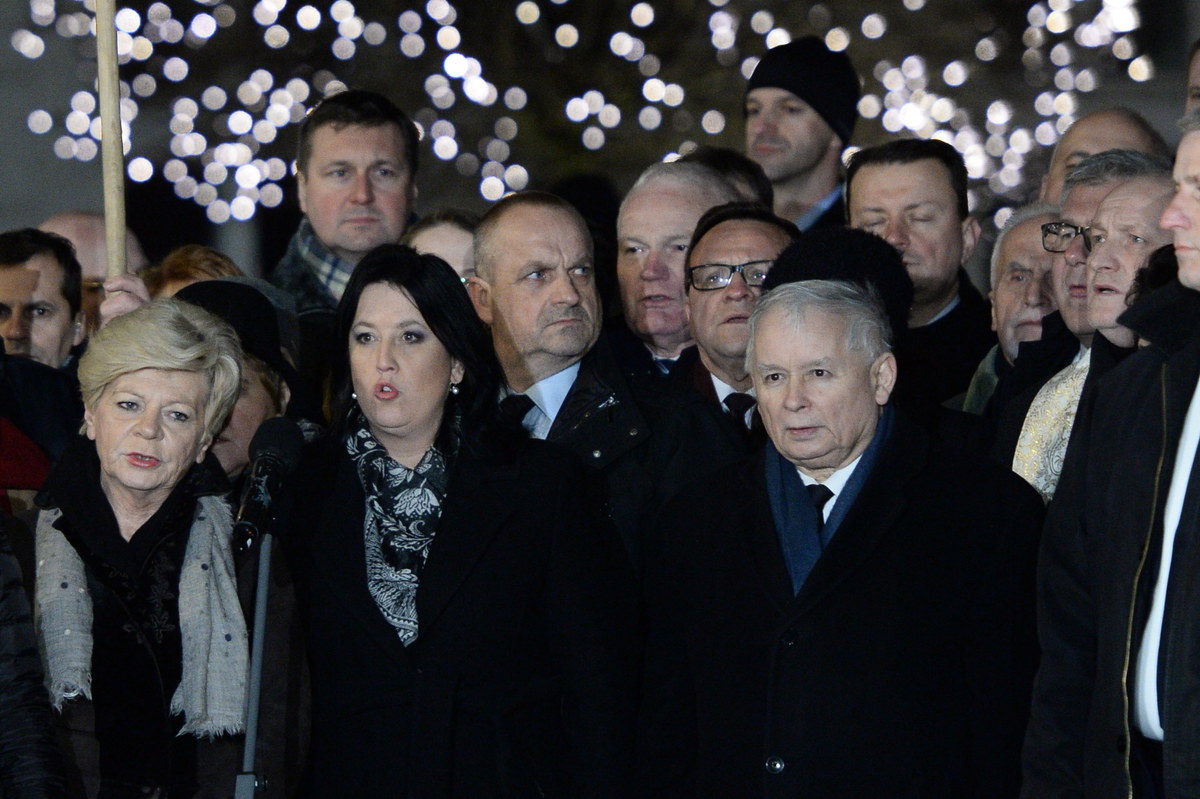 Droga naprawy Rzeczpospolitej czasem ze względu na okoliczności jest kręta, ale ufajcie, że idziemy drogą w tym samym kierunku, że ten kierunek nie ulegnie zmianie, że dojdziemy do celu - mówił w środę podczas obchodów 93. miesięcznicy smoleńskiej prezes PiS Jarosław Kaczyński. "Nasza droga, droga (...) naprawy Rzeczpospolitej, dobrej zmiany, czasem, ze względu na okoliczności jest kręta, ale to, o co was dzisiaj proszę (...) to zaufanie" - powiedział szef PiS.
