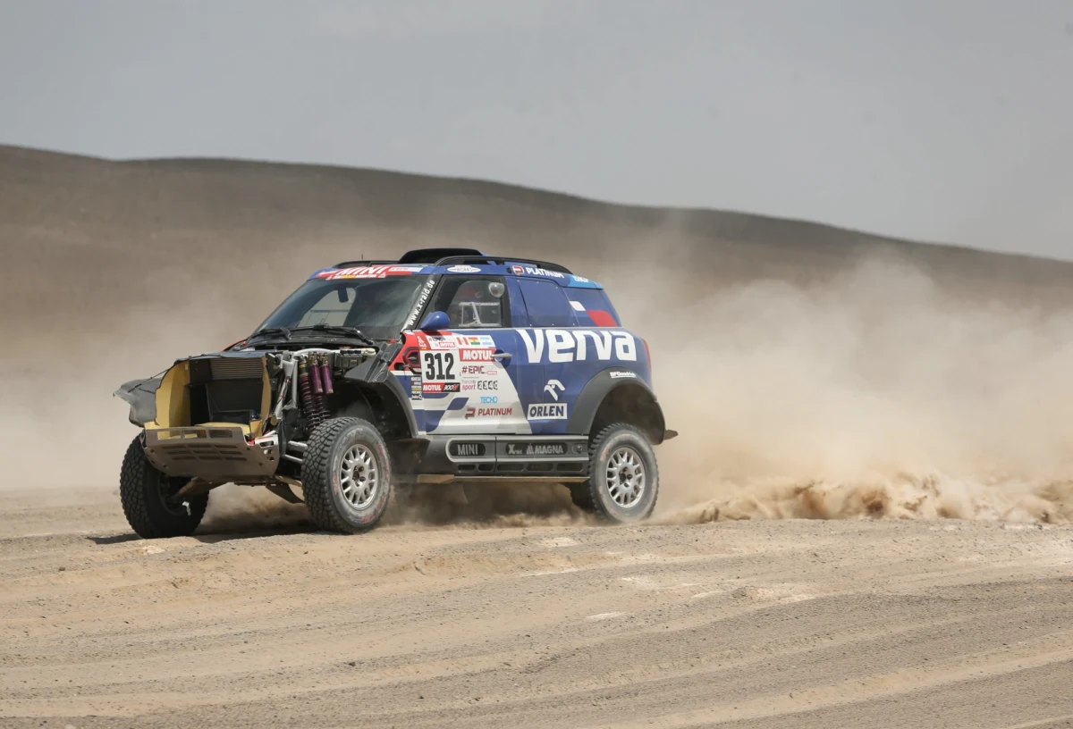 Francuz Stephane Peterhansel (Peugeot) wygrał w Peru piąty etap Rajdu Dakar i umocnił się na prowadzeniu w klasyfikacji generalnej. Na ósme miejsce awansował Jakub Przygoński (Mini), który uzyskał 10. czas. Z imprezy odpadli kolejni faworyci.